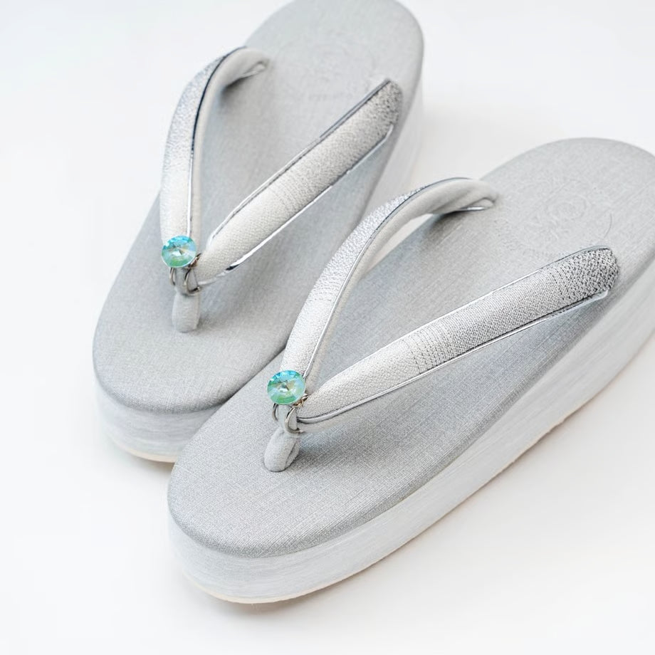 草履ピアス(クリスタル)とんがり型