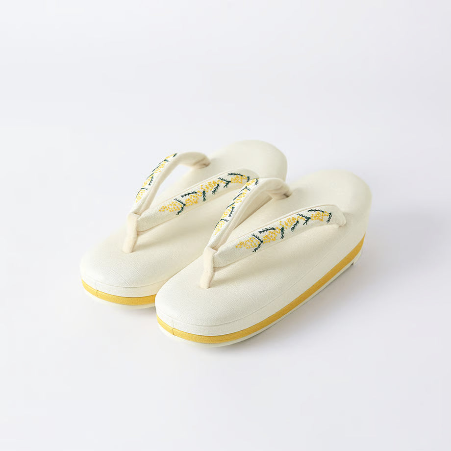 ミモザ刺繍草履（バニラホワイト）｜岩佐