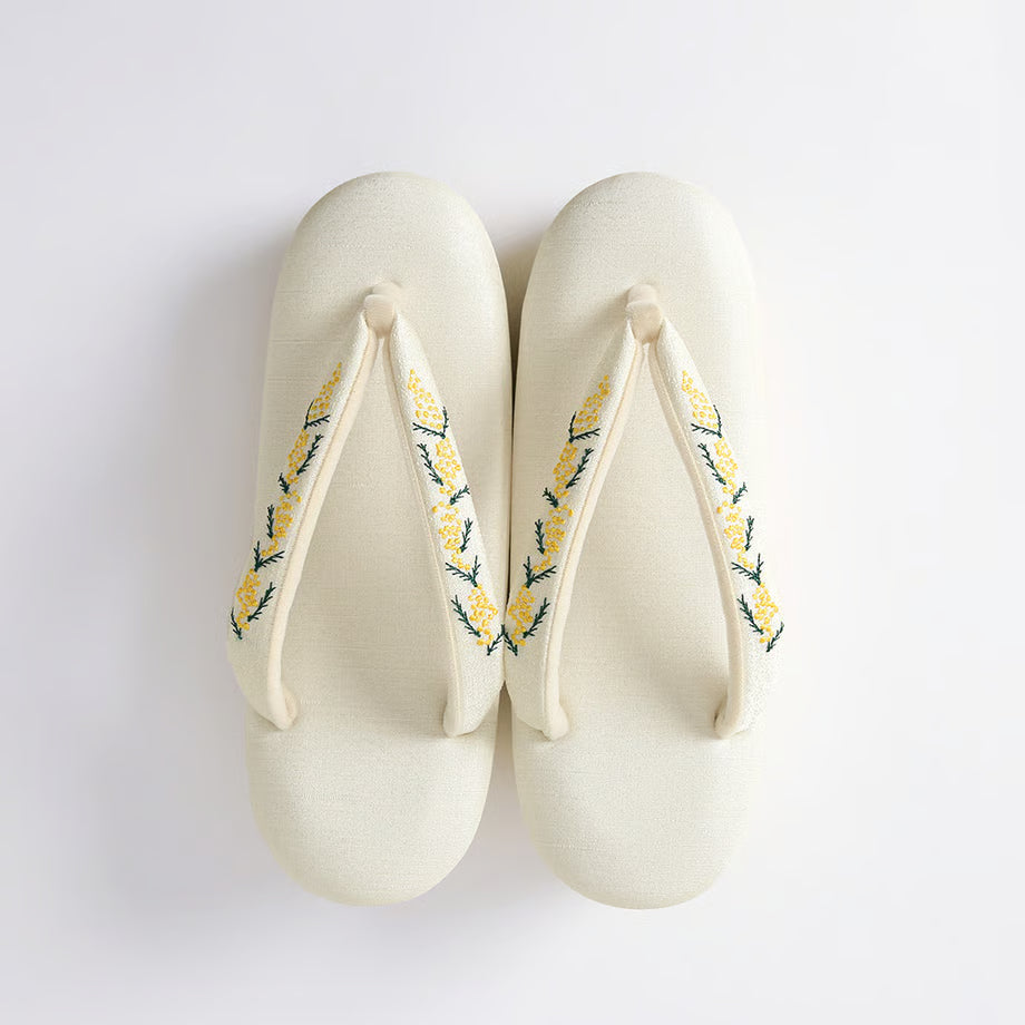 ミモザ刺繍草履（バニラホワイト）｜岩佐