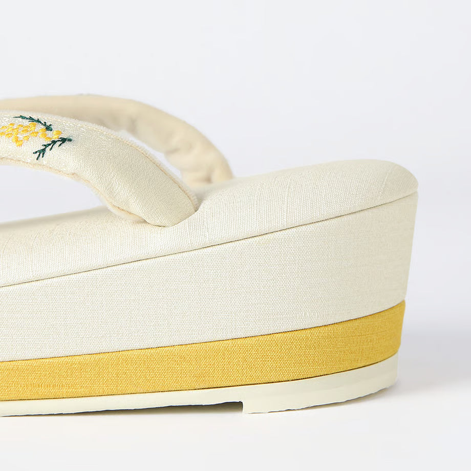 ミモザ刺繍草履（バニラホワイト）｜岩佐