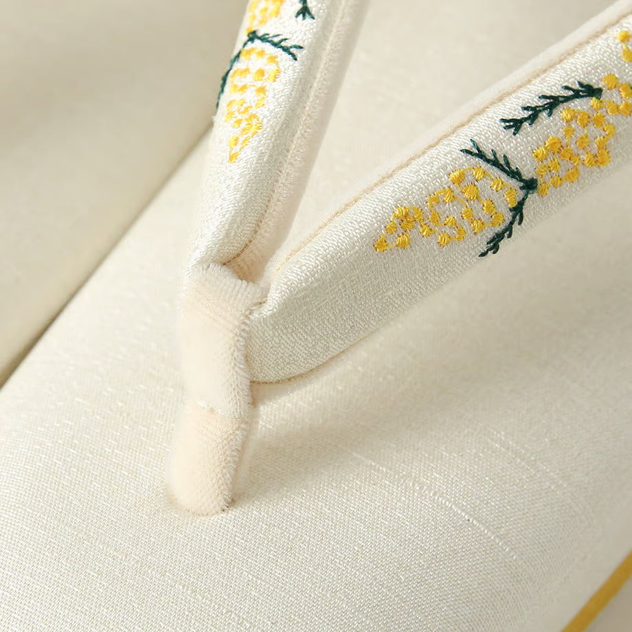 ミモザ刺繍草履（バニラホワイト）｜岩佐