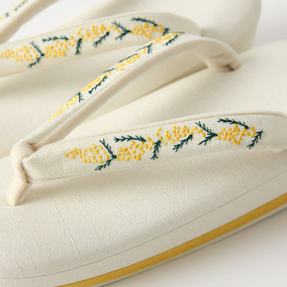 ミモザ刺繍草履（バニラホワイト）｜岩佐