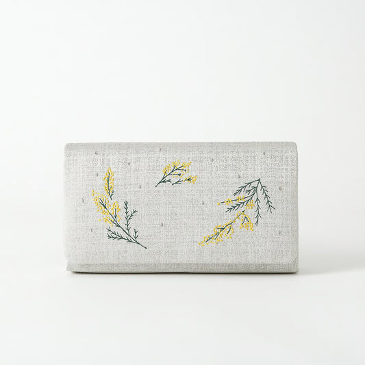 ミモザ刺繍のクラッチバッグ（ペールグレー）
