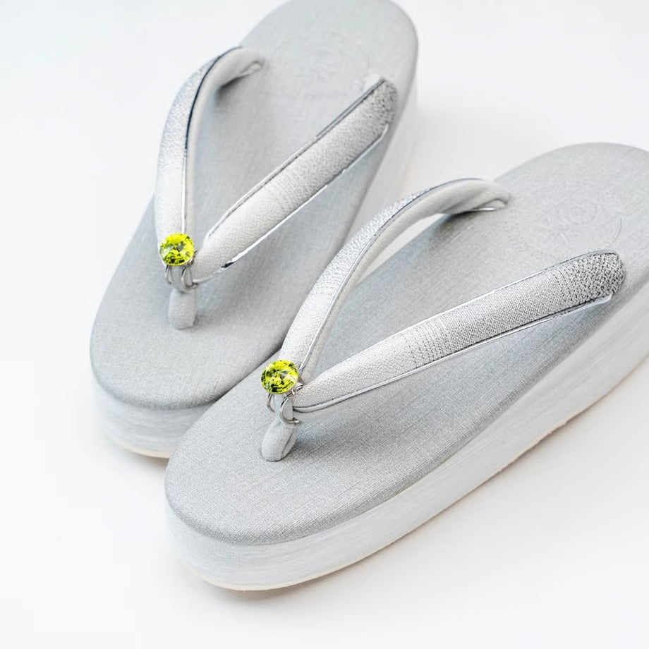 草履ピアス（クリスタル）とんがり型